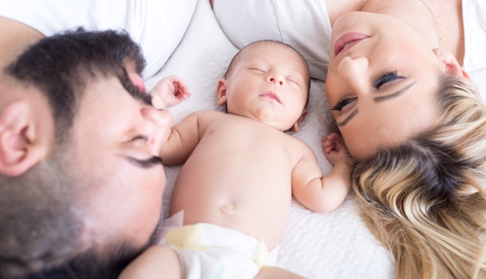 Congés maternité et paternité : un rapport recommande un "parcours 1000 jours"